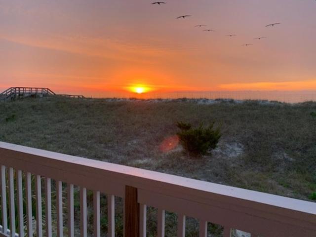 Driftwood Cottage - First Floor Oceanfront Beach Retreat! Exceptional Views, Location And Privacy Condo カロライナビーチ エクステリア 写真